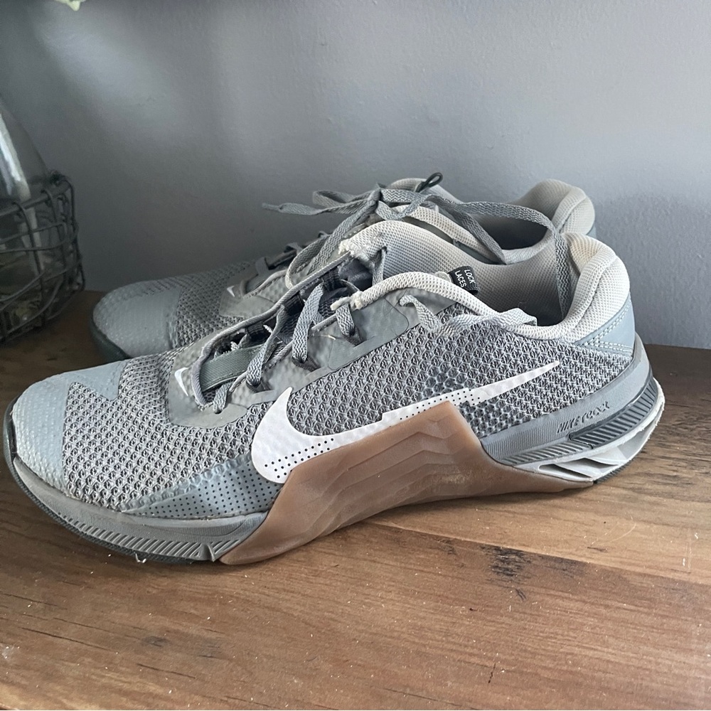 Nike Men's Athletic Shoes in Gray with White Swoosh